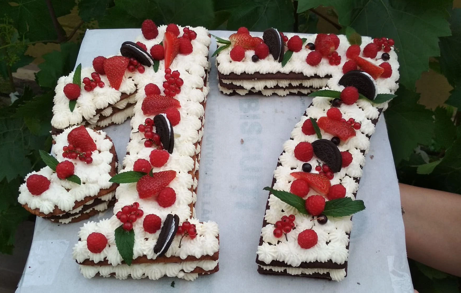 Tort decorat în formă de cifra 17