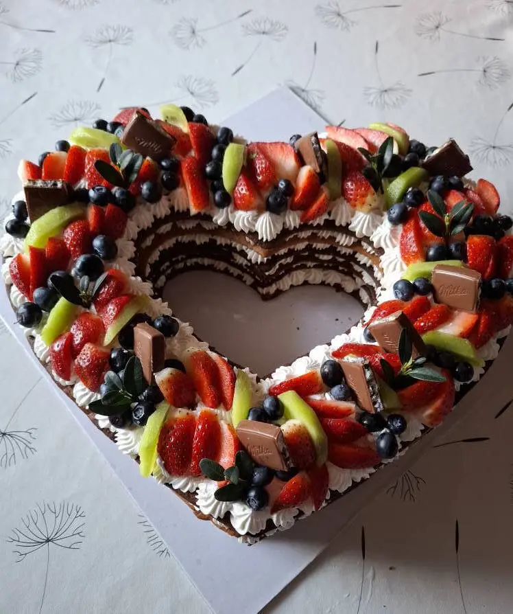 Tort cu fructe de pădure și ciocolată în formă de inimă