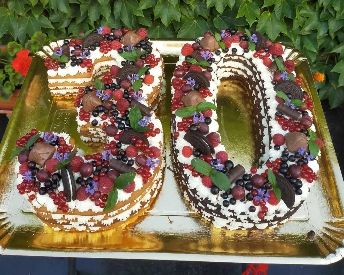 Tort decorat în formă de cifra 30