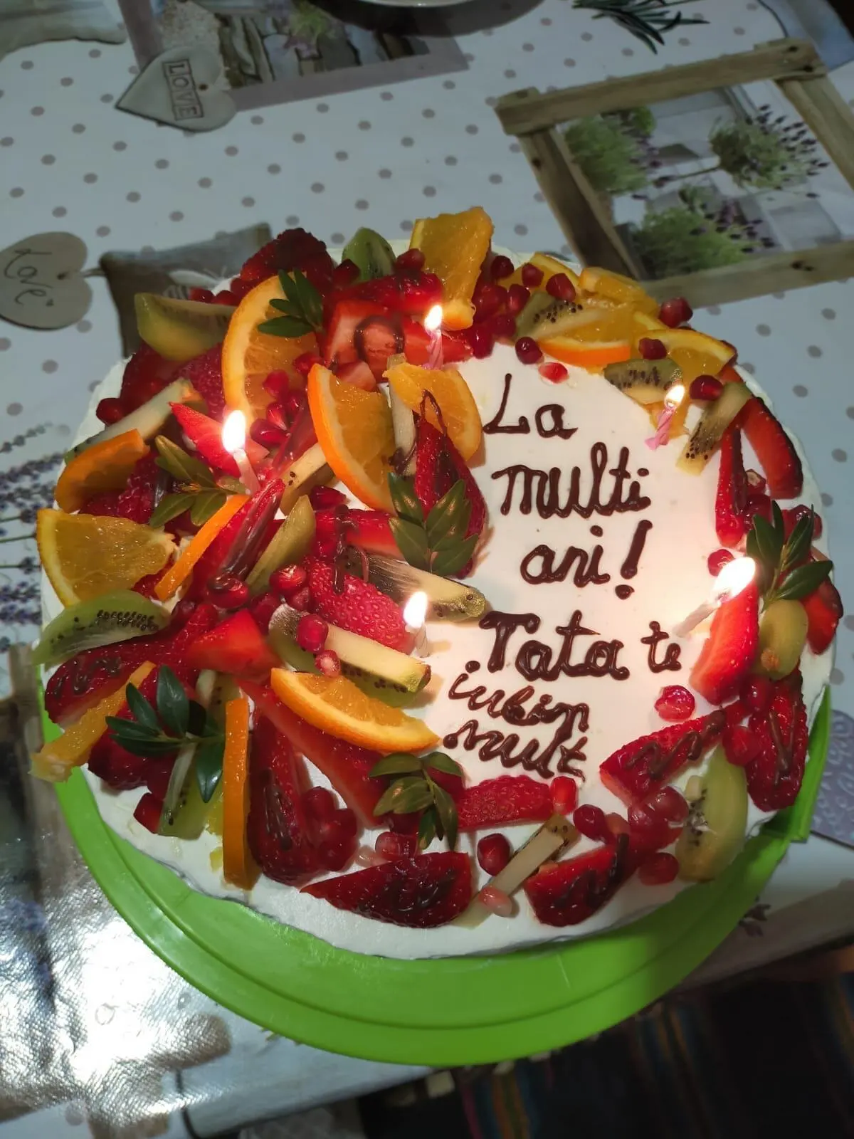 Tort în formă de cerc cu fructe și mesaj custom