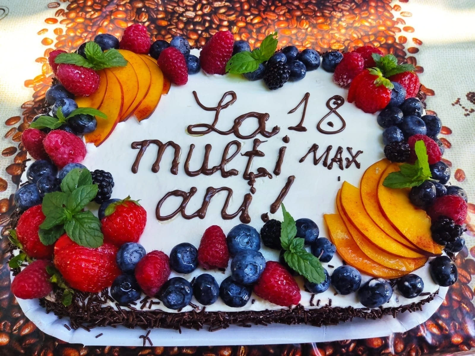 Tort în formă de dreptunghi cu fructe și mesaj custom