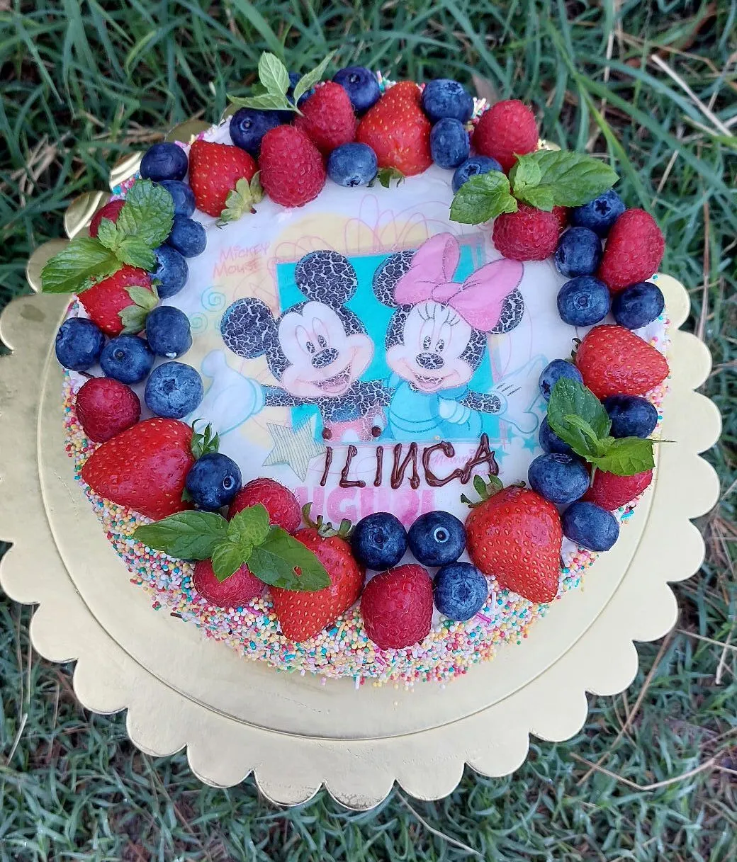 Tort în formă de cerc, cu imagine imprimată și fructe de pădure