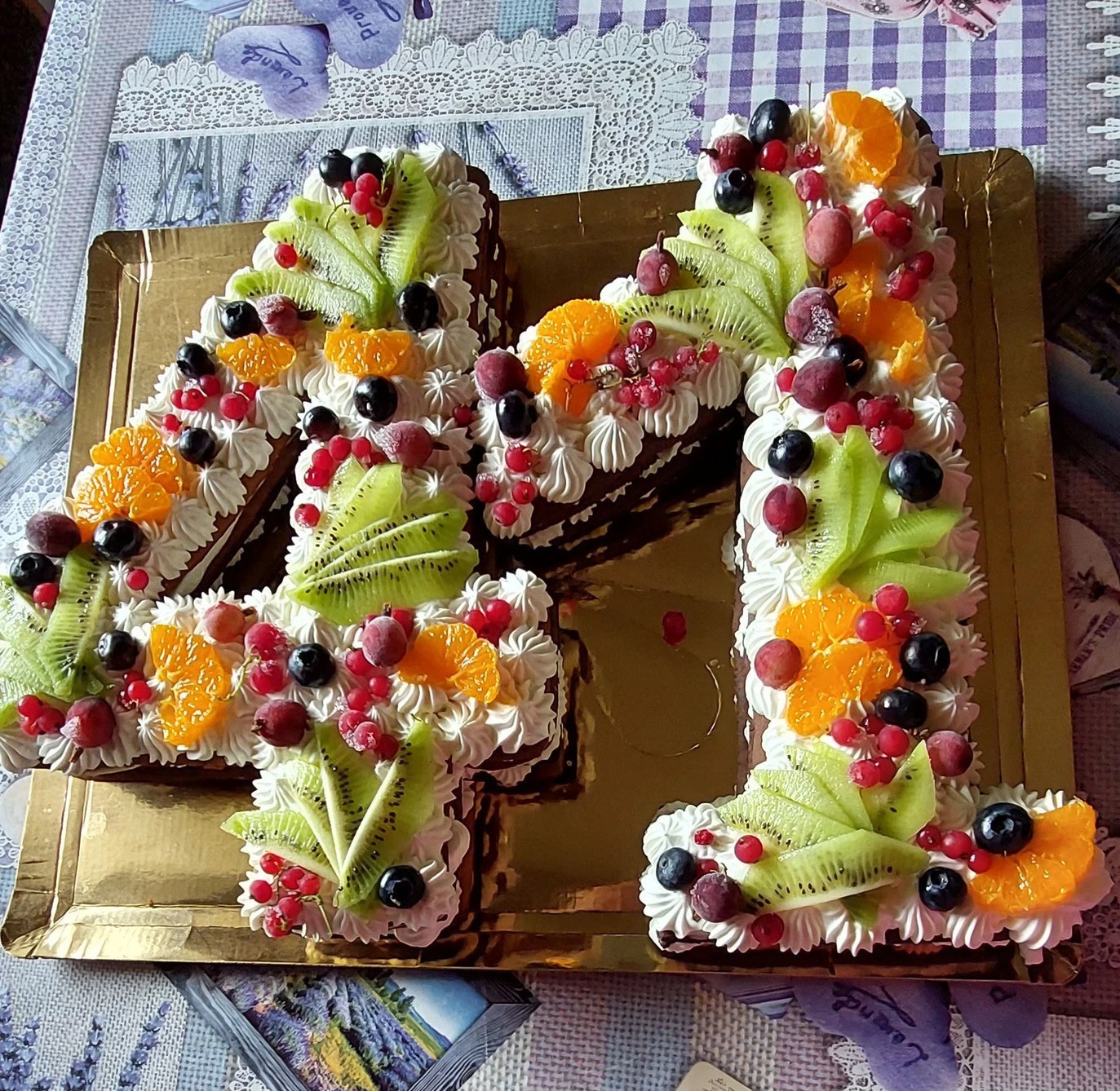 Tort decorat în formă de cifra 41