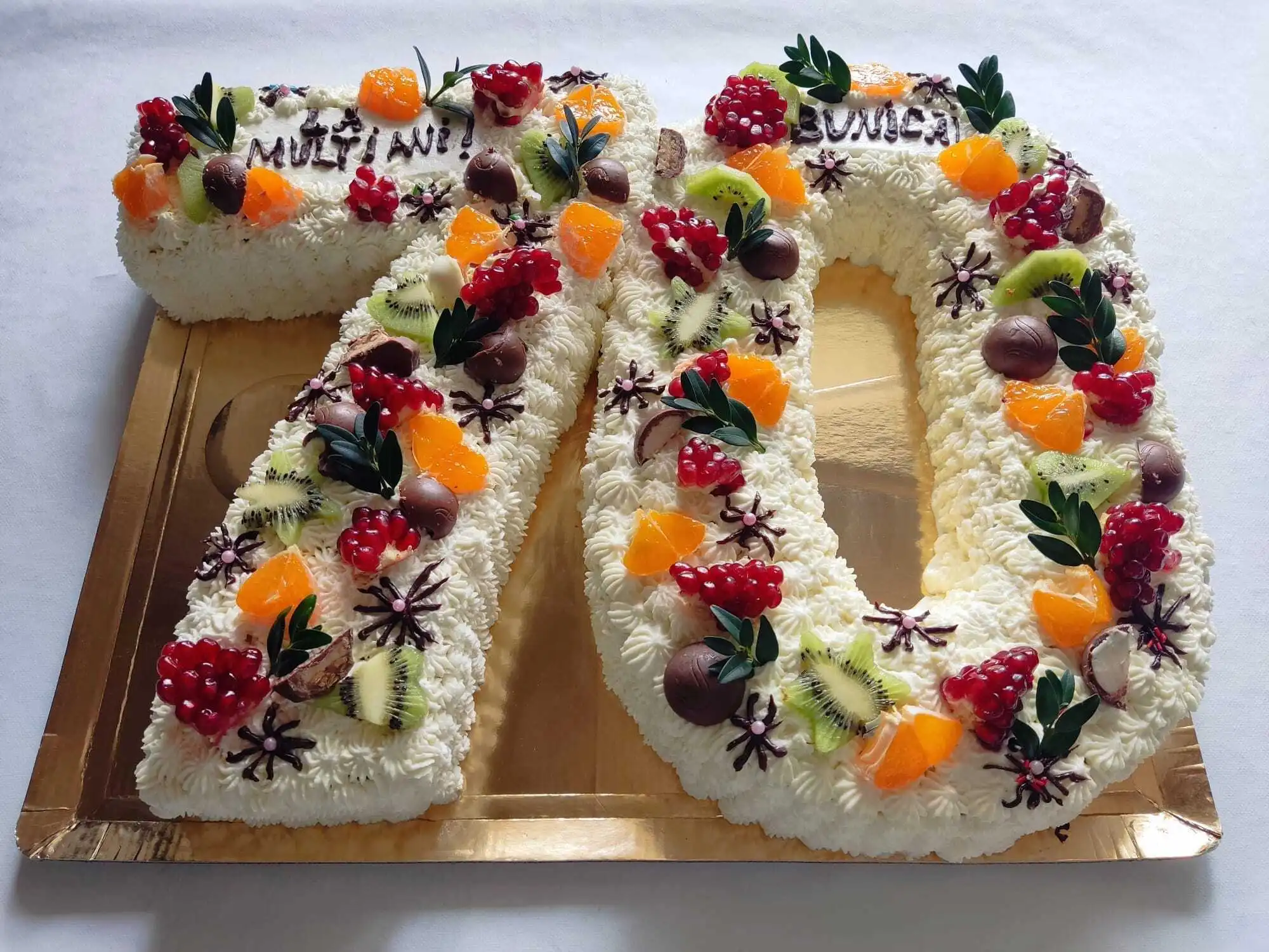 Tort decorat în formă de cifra 70