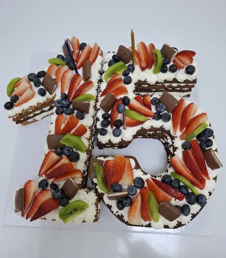 Tort decorat în formă de cifra 15